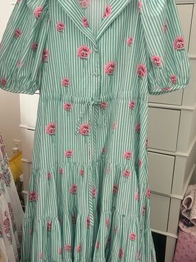 Kleid Mint Green Striped High-Low Dress with Pink Floral Embroidery